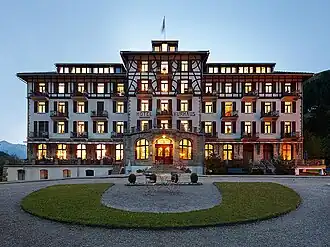 Het Kurhaus Bergün, locatie van het eerste seizoen.