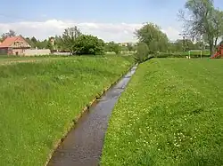 Bakovskýbeek door het dorp