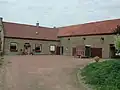 Historische hoeve, thans met vroeg-20ste-eeuws uitzicht