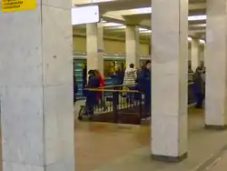 De diensttrap naar de opslagruimte onder het perron