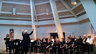 Oomen dirigeert het Koor voor Nieuwe Nederlandse Religieuze Muziek (2010)