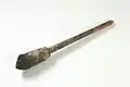 Oude houten kwast met leer of vlas door het vastzetten van de haren. Gevonden in de omgeving van Swifterbant bij de opgraving van een schip dat daar is vergaan.