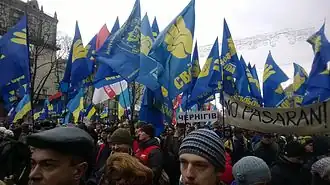 Partijvlaggen van Svoboda tijdens Euromaidan (1/12/13).