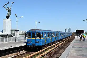 Trein op metrostation Dnipro in 2019