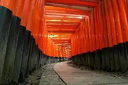Torii-galerij in het Fushimi Inari-heiligdom in Kyoto
