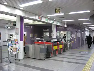 Toegangspoortjes in het station.