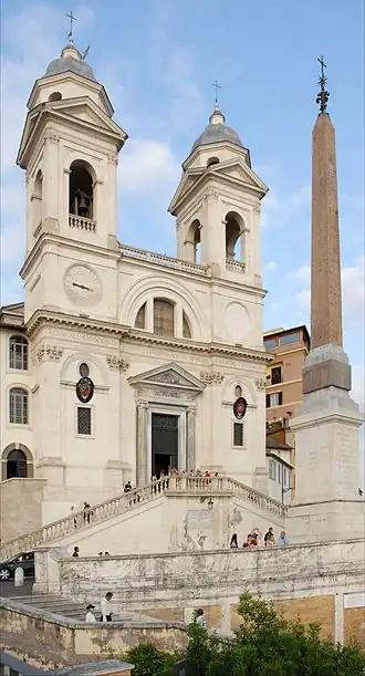 Voorgevel van de kerk bovenaan de Spaanse Trappen