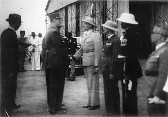 Ontmoeting tussen generaal Charles de Gaulle en gouverneur-generaal Léon Geismar te Dakar in 1943. René Pleven is de man met de hoed in het zwart achter generaal De Gaulle