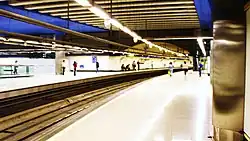 Sporen en perrons van de metro gezien uit het zuiden