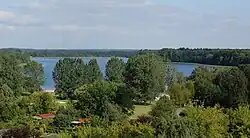 De 300 hectare grote Lübbesee, gefotografeerd vanuit dit Seehotel