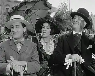 Alberto Sordi, Elli Parvo en Franco Coop in L'arte di arrangiarsi