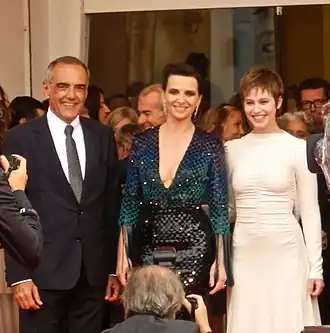 Juliette Binoche, Lou de Laage en festivaldirecteur Alberto Barbera tijdens de filmpremière in Venetië in 2015