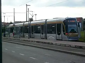 T3000-tramstel van lijn 19 wacht ter hoogte van het eindpunt.