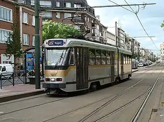 Tram 25 aan de halte Thomas richting Rogier.