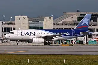 Een Airbus A319-100 van LATAM Ecuador in voormalig kleurenschema