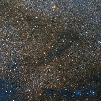 De absorptienevel LDN 778 met Anser (de rode ster aan de bovenkant van de foto)