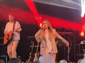 LEEZ tijdens een concert op het Parkies festival in Vilvoorde (2025)