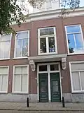 Dubbel woonhuis met lijstgevel in sobere, laat-neoclassicistische/vroeg eclectische stijl