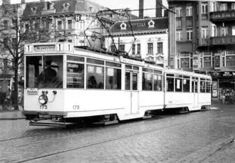 Een opname van de Wismar trams uit Stettin/Szczecin, het middeninstaptype Wismar 2D. Dit is vermoedelijk een opname uit Stettin zelf, gezien de lijnaanduiding 1 – Neuwestend, het nr. 175 en de witte of crème kleurstelling.