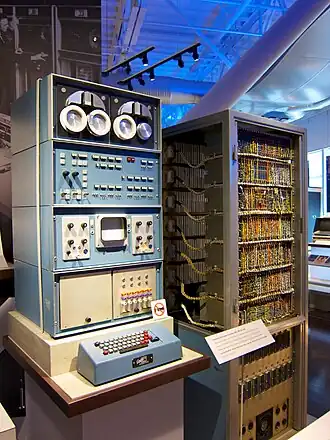 LINC in het Computer History Museum in Mountain View: rechts het 20&nbsp;inchrek, links de vier behuizingen en het toetsenbord