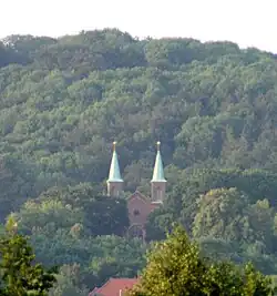 Gezicht op het Teutoburger Woud met de twee torentjes van de psychiatrische instelling van Lengerich