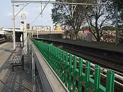 Links de metro en rechts de spoorlijn in op 20 september 2008