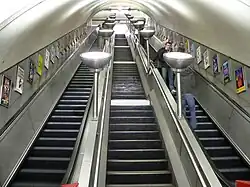 Tussen verdeelhal en perron