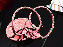 Fascinator met de beugels duidelijk zichtbaar