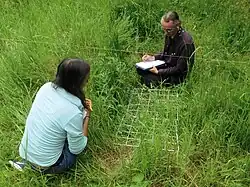 Twee ecologen die een releve maken in een transect voor mierenonderzoek
