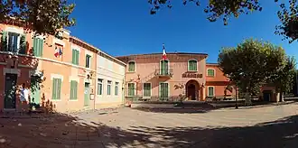 Gemeentehuis en school