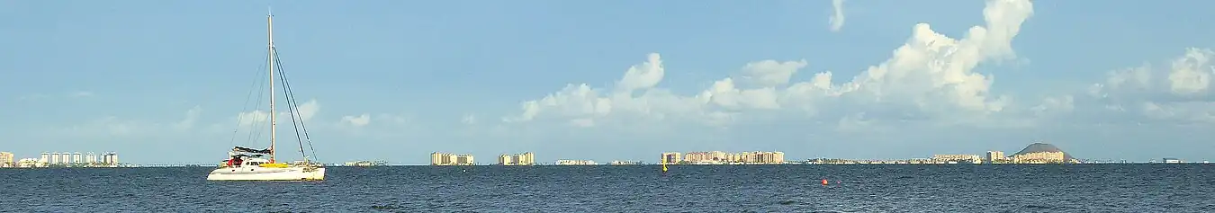 Panorama over Mar Menor en de lengte van 22 kilometer van La Manga del Mar Menor vanuit het noorden (links) naar het zuiden, te zien aan de oostelijke horizon (2016)