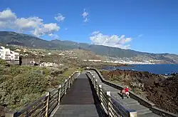 Vanuit Los Cancajos loopt een kustwandelpad (Paseo del Litoral) in de richting van El Fuerte en Santa Cruz de La Palma