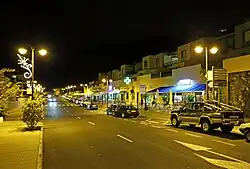 De hoofdstraat bij nacht