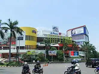 Een van de vele winkelcomplexen in Kelapa Gading