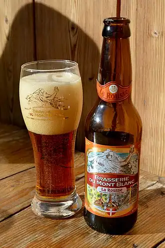 La Rousse van Brasserie du Mont-Blanc in een weizenbierglas