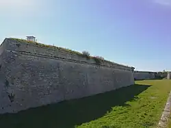 De vestingmuur en droge gracht