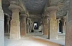 Shiva Linga-schrijn in het grottencomplex