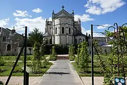 Het rosarium achter de kerk Saint-Marceau