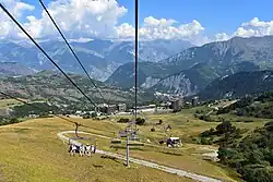 Zicht op Le Corbier vanaf een skilift in de zomer