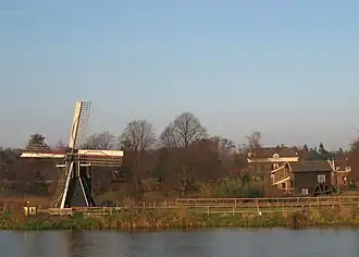 Follega molen (l) met watermolen (r)