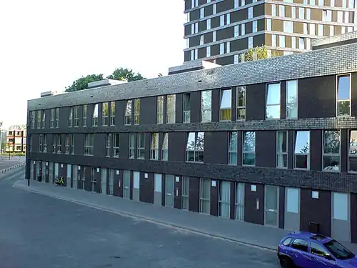 Laagbouw van de Bisschoppen, op achtergrond Toren Cambridgelaan.