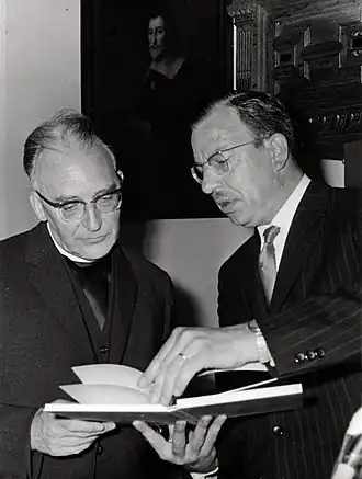 Van der Meer (links) ontvangt de P.C. Hooft-prijs uit handen van Staatssecretaris van O.K. en W. Louis van de Laar.