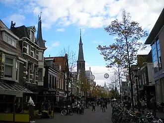 Winkelstraat Laat en links de toren van de voormalige Sint-Dominicus kerk