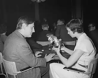 Jan Hein Donner met zijn verloofde en de wisseltrofee