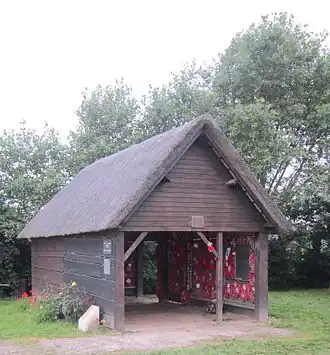 Nagebouwde schuur bij La Plaine Au Bois, ter nagedachtenis van de gestorven soldaten.