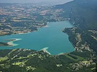 Zicht vanaf het zuiden, vanaf de top van de Mont Grelle, op het Lac d'Aiguebelette