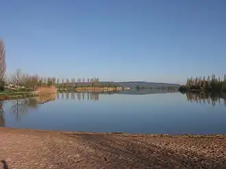 Het meer en het recreatiestrandje