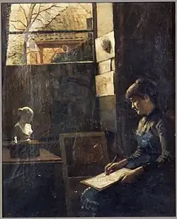 Vrouw tekenend naar gipsmodel in een atelier