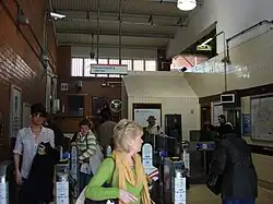 Interieur van de stationshal.