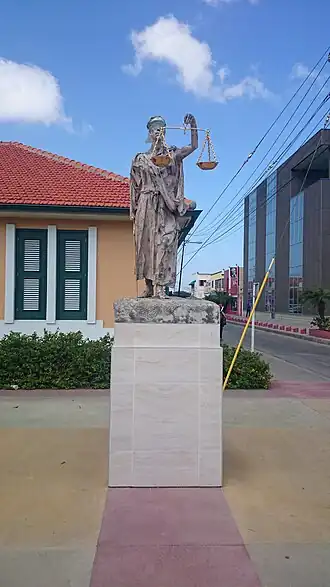 Standbeeld Vrouwe Justitia van kunstenaar Ciro Abath voor het gerechtsgebouw in Oranjestad, Aruba.